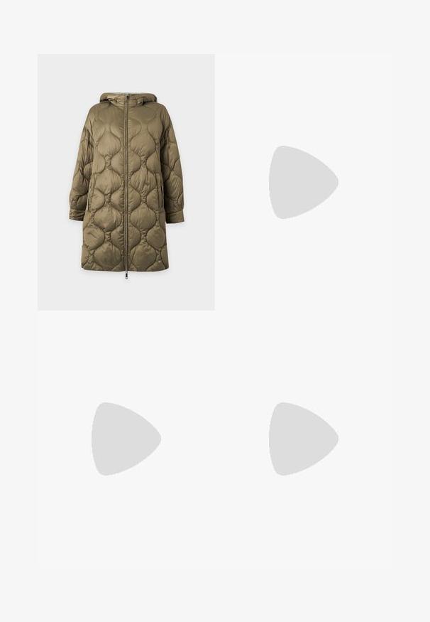 Lange olijfgroene doorgestikte jas met capuchon, volledige ritssluiting aan de voorkant, zijzakken en golvend gestikt patroon in de stof.; Zwart katoenen crop t-shirt met een ronde hals en korte mouwen. Heeft een relaxte pasvorm en een eenvoudig, onopgesmukt ontwerp.; Olijfgroene broek met hoge taille en brede pijpen, voorzakken, lusstjes voor een riem en een knoopsluiting in de tailleband.; Zwarte leren ballerina met een ronde neus, gladde textuur, minimale stikdetails en een flexibele zoolontwerp.