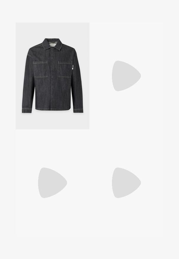Dunkelgraue Denimjacke mit langen Ärmeln, zwei großen vorderen Brusttaschen und einem Kragen, gezeigt auf einem einfarbigen hellen Hintergrund.; Jack & Jones PREMIUM Printed - T-Shirt print - volcanic ash; Cargo-Hosen in Olivgrün, aus leichtem Stoff gefertigt, mit Seitentaschen, einem Knopfverschluss und einem lässigen Schnitt mit geraden Beinen.; Sneaker aus weißem Leder mit einer beigen Zehenkappe und leichter brauner Gummisohle. Verfügt über flache weiße Schnürsenkel und geprägtes Branding an der Seite.