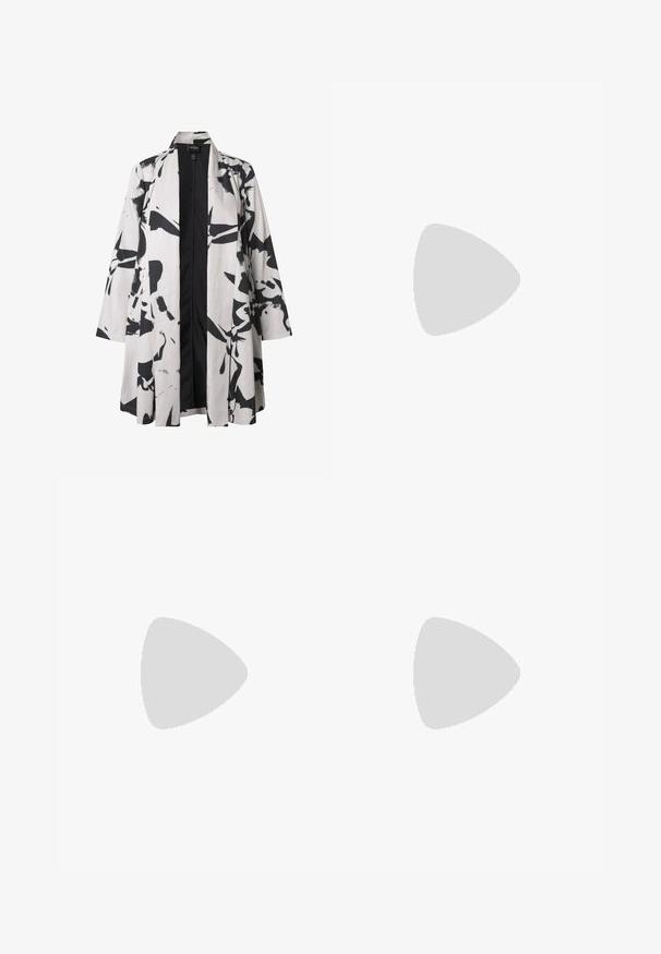 Openvallend zwart-wit lange jas met abstract patroon, met een opstaande kraag en lange mouwen.; ZwarteT-shirt met korte mouwen en een kraaghalslijn, gemaakt van een textuur- en ribstof en met een losse pasvorm. Geen zichtbare sluitingen.; Zwarte, loszittende broek met een gestructureerde afwerking, wijde pijpen en een hoge tailleband met twee knopen.; Zwarte leren laars tot halverwege de kuit met een puntige neus en een gebogen lage hak tegen een effen lichte achtergrond.