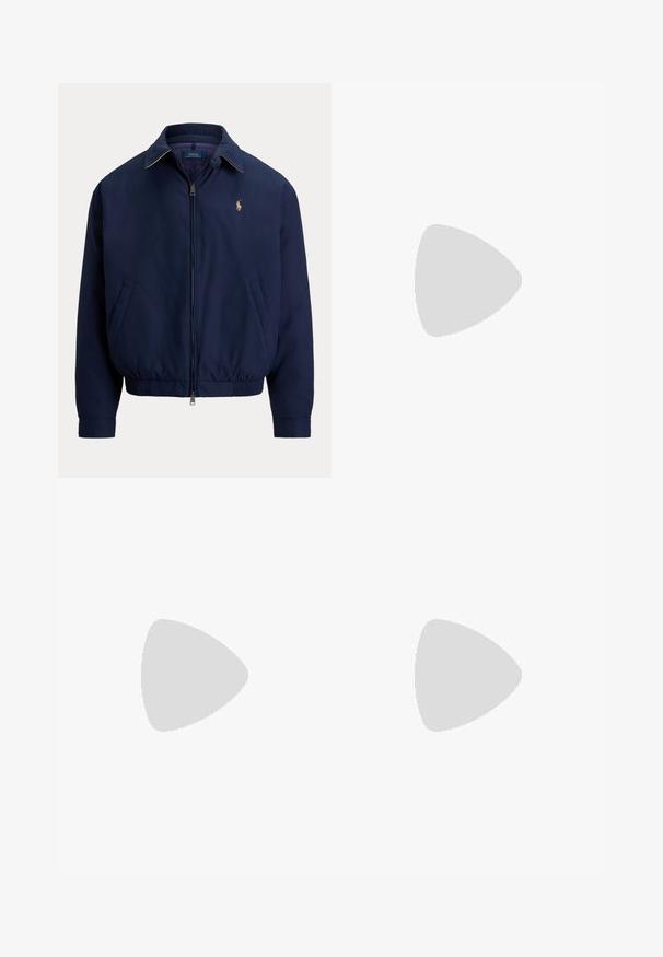 Marineblauwe jas met rits, kraag, elastische taille, zijzakken en klein geborduurd logo op de linkerborst.; Marineblauwe kabelgebreide trui met ronde hals, lange mouwen en een klein rood geborduurd Polo Ralph Lauren-logo op de linkerborst.; Witte katoenen chino's met een slim fit, voorzien van een enkele gouden knoopsluiting en een lichtblauwe binnenband. Gladde textuur zonder patronen.; Witte canvas sneakers met een laag ontwerp, featuring een beige hieltab en een klein geborduurd logo aan de zijkant. Rubber zool.