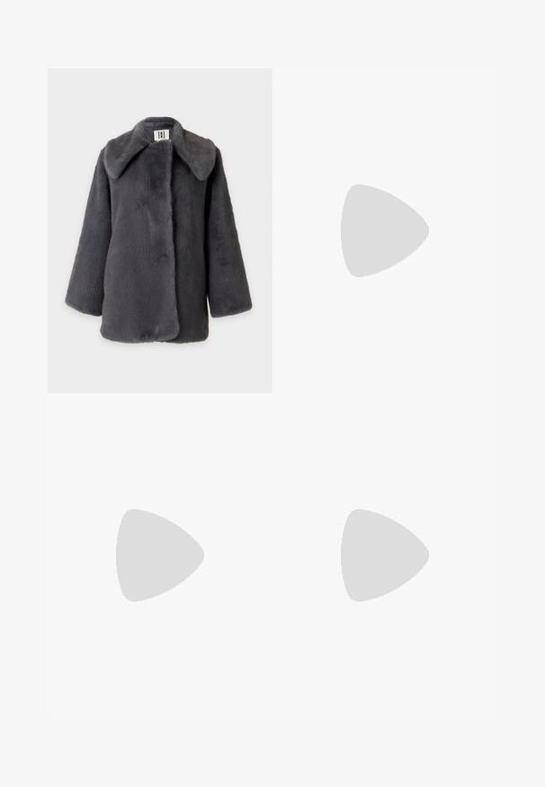 Manteau mi-long en fausse fourrure gris foncé avec large col et manches longues, présenté sur un fond clair uni.; Pull en laine avec une capuche, mélange de couleurs grises et roses, avec un motif de formes abstraites. Poignets et ourlet côtelés.; Pantalons noirs à jambes larges avec une surface texturée, dotés d'une taille plate et de deux poches latérales. Le tissu semble léger et fluide.; Bottine en cuir noir à bout pointu, forme structurée et petit talon. Dispose d'une fermeture éclair latérale et d'un design minimaliste.