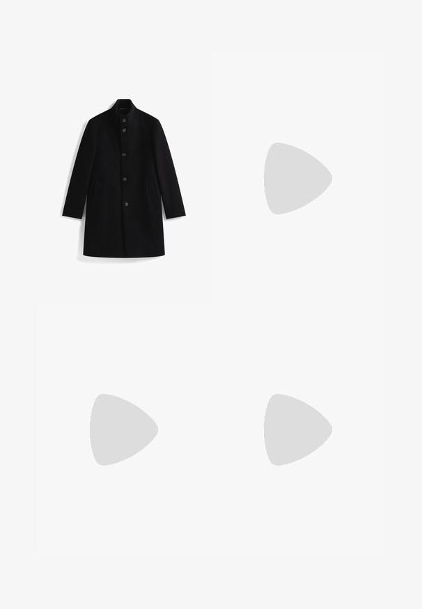 Manteau long noir avec col montant, cinq boutons visibles sur le devant et deux poches latérales, posé à plat sur un fond blanc.; Pull en col roulé à manches longues de couleur brun foncé, avec une coupe ajustée, présenté sur un fond blanc uni.; Pantalons marron ajustés avec plis à l'avant, passants de ceinture et une fermeture à bouton unique à la taille sur un fond blanc.; Chaussure slip-on en cuir noire avec un bout rond, un dessus texturé, des coutures rouges contrastantes et un petit talon. Présente une languette en boucle.