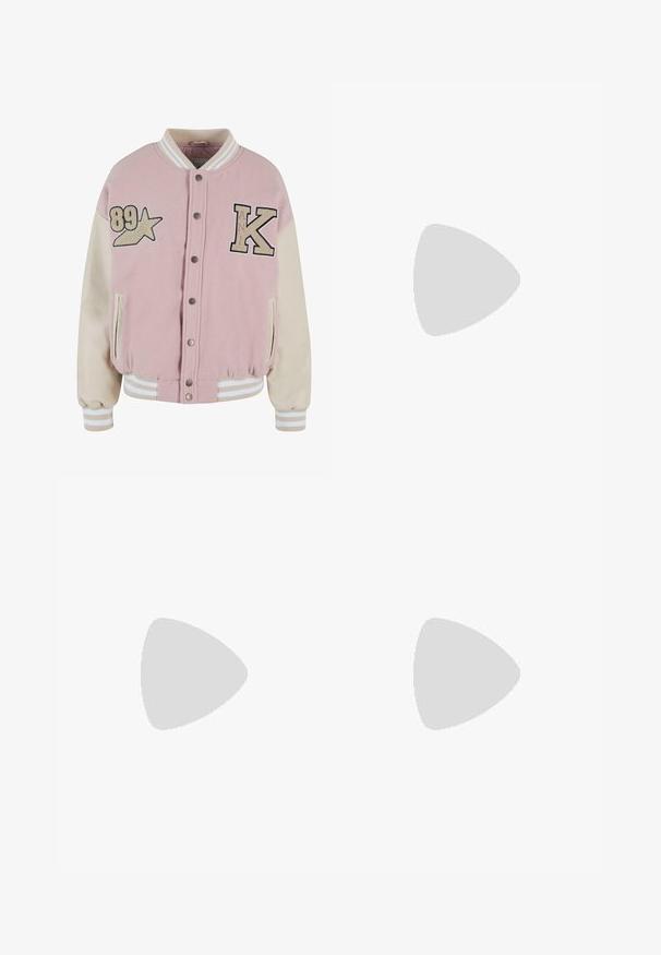 Karl Kani RETRO PATCH STAR OS COLLEGE - Bombera - rose lightsand; Ružový pletený sveter s dlhým rukávom a golierom, s piatimi gombíkmi a rebrovaným lemom. Mäkkučká textúra, priliehavý strih.; Svetloružové široké nohavice s elastickým pásom bez viditeľných vreciek alebo zapínania, zobrazené spredu na bielom pozadí.; Ružové semišové tenisky Adidas s bielymi pruhmi, gumovou podrážkou, fialovou pätovou záložkou a nápisom „SPEZIAL“ na boku.