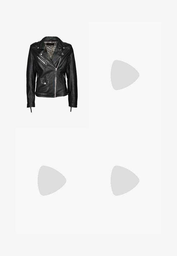 Sort læder bikerjakke med lynlåslommer, en quiltet leopardmønstret foring og sølvfarvede hardwaredetaljer. Klassisk asymmetrisk design.; Sort mesh cropped langærmet top med farverige rose mønstre og et centralt banner med teksten "LOVE HARD", glat tekstur.; Sorte denimjeans med en vid benudskæring, der har kædeaccentuer langs sidesømmene og en knap- og lynlåslukning i taljen.; Høj sort læder militærstøvle med kraftig sål, tre justerbare spænder og snørebånd foran på en ensfarvet baggrund.