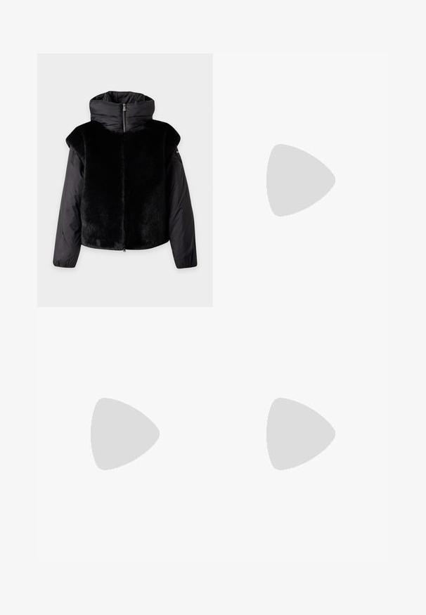 Sort pufferjakke med høj krave, lynlås foran, lange ærmer og en blød, tekstureret frontpanel mod en hvid baggrund.; Sort/hvid stribet langærmet skjorte med rund halsudskæring, udstyret med en knaplukning og en slim-fit design. Blødt stoftekstur.; Sorte viddejeans med høj talje, fem lommer, guldfarvede detaljer og blød denimbeklædning.; Sorte ankelstøvler lavet af glat læder, med spids tå, tætsiddende skaft og en slank høj hæl. Minimalistisk design uden synligt hardware.