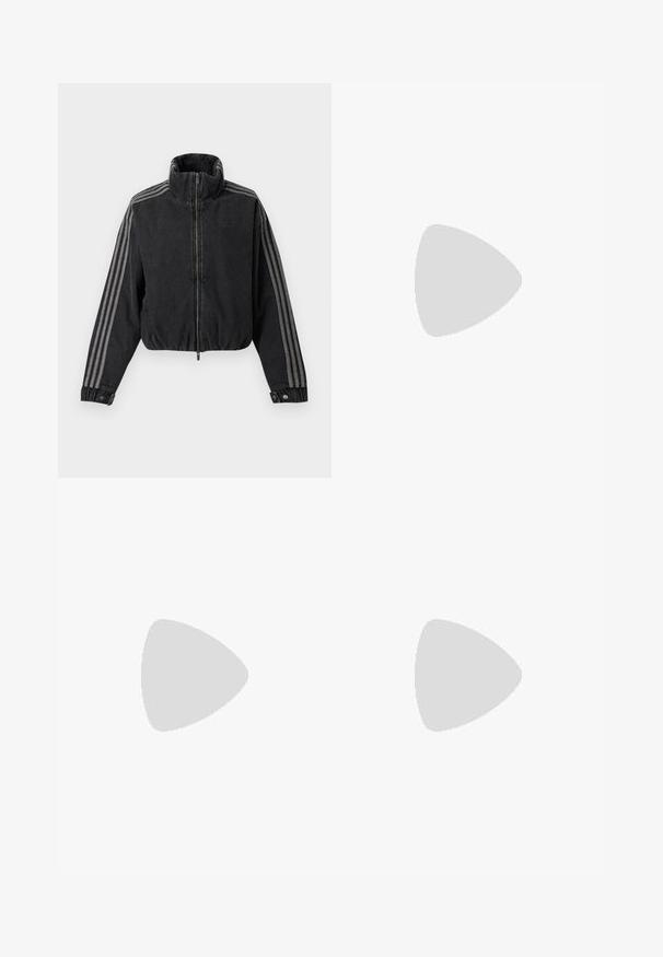 Sort lynlåsjakke med høj krave og tre grå striber langs hver ærme, elastisk kant og knappelukning ved manchetterne.; Sort bomulds T-shirt med korte ærmer, der har et vaskede grafisk tryk af figurer fra "Buffy the Vampire Slayer" i blå nuancer.; Sorte vide denim bukser med tre hvide striber på hver side og et lille hvidt logo. Indeholder forlommer og en knaplukning.; Sorte ruskind atletik sko med en tekstureret overflade, buet design og gummisåler. Har snører og vandrette striber på siderne.