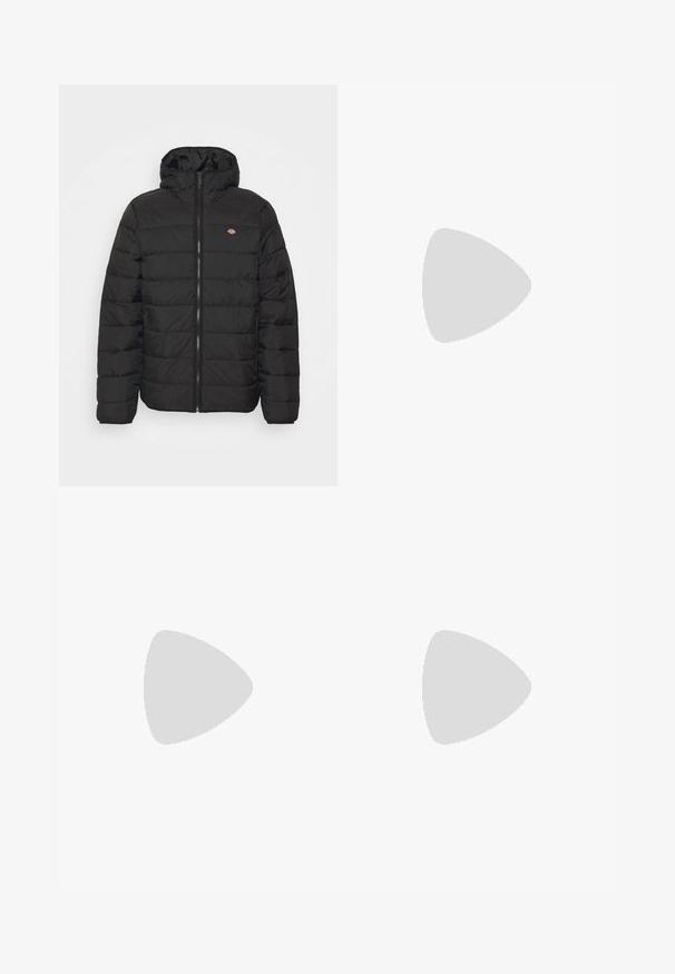 Chaqueta de plumón negra con cierre delantero y capucha, presenta un diseño acolchado y un pequeño logo en el pecho. Textura de tela suave.; Sudadera negra con cuello redondo, mangas largas, puños y dobladillo acanalados, y pequeño parche rectangular con logo en el pecho izquierdo.; Pantalones cargo en verde oliva, hechos de un tejido resistente. Presenta dos bolsillos laterales, una cintura estándar y un diseño de pierna recta.; Zapatillas Nike Air Max negras con parte superior de cuero texturizado, suela de goma y un sistema de cordones prominente, que muestran un diseño elegante y moderno.