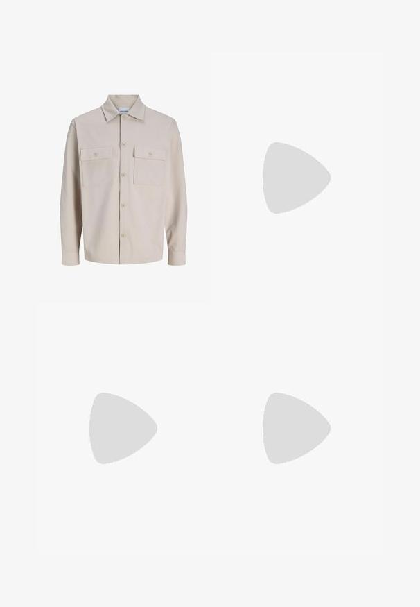 Beige blouse met lange mouwen en knopen, twee borstzakken met knopen en een klassieke kraag, gemaakt van gestructureerde stof.; Eenvoudig wit T-shirt met korte mouwen en ronde hals, met een losse pasvorm, afgebeeld tegen een witte achtergrond.; Jeans met rechte pijpen van blauwe denim, met voorzakken en riemlussen, met lichte vervaagde details op dijen en knieën.; Witte canvas sneakers met een rubberen zool, vetersluiting en een klein logolabel aan de zijkant. Gewreven wit bovenwerk en een bruine zool.