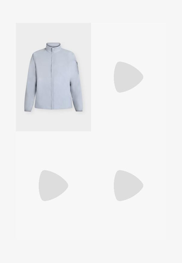 Lichtgrijs jack met lange mouwen, hoge kraag, elastische boorden en een zak met rits op de bovenkant van de linkermouw, getoond op een effen achtergrond.; Lichtblauwe hoodie met voorkangoeroezak en trekkoord in de capuchon, voorzien van een subtiel reliëflogo op de borst.; Zwarte op maat gemaakte broek met rechte pijpen, plooien in de taille, riemlussen en zijzakken met een split, getoond op een effen achtergrond.; Zwarte leren herenschoen met veters, voorzien van een trekband op de hiel, afgebeeld in zijaanzicht op een plain witte achtergrond.