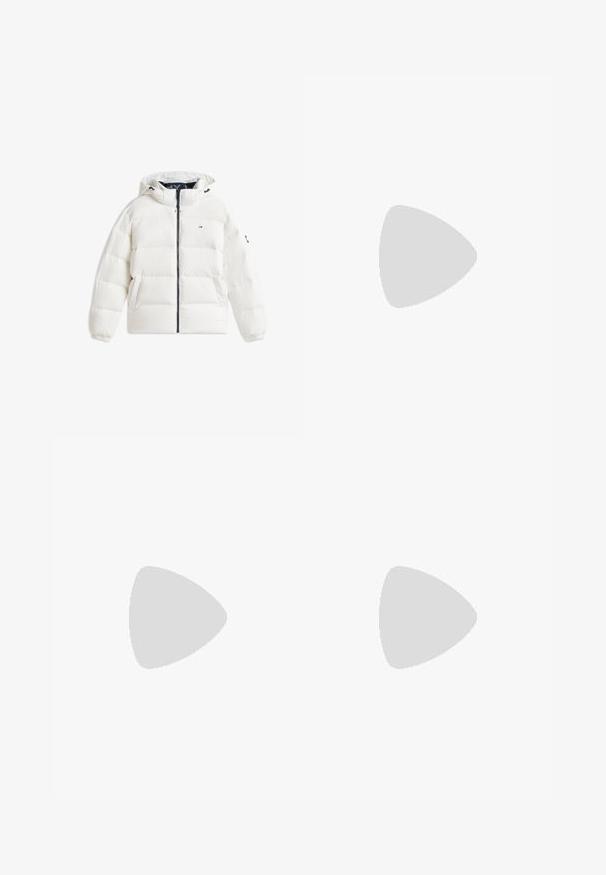 Chaqueta blanca acolchada con capucha, cremallera frontal, bolsillos laterales y pequeño logo en el pecho, mostrada sobre un fondo blanco.; Jersey de color gris oscuro con cuello redondo y mangas largas, con puños y bajo acanalados, y un pequeño logo rectangular en el pecho izquierdo.; Vaqueros acampanados de mezclilla en azul medio. Presentan un diseño de cinco bolsillos, detalles cosidos, un cierre de botón y una textura ligeramente desgastada en las piernas.; Mocasín de cuero negro con detalle de tira gris, tacón bajo y suela texturizada, con la marca "HUGO" en oro en el lateral.