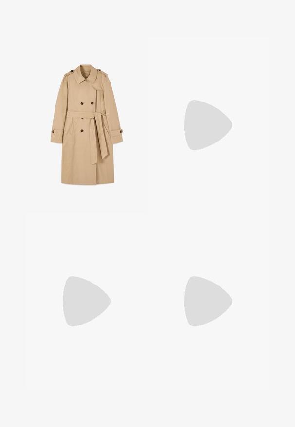 Gabardina beige cruzada con cinturón, hombreras, cuello y tiras abotonadas en las mangas, colocada plana sobre fondo blanco.; Camiseta de manga larga a rayas en azul marino y blanco, con escote barco y acentos de botones dorados en las mangas enrolladas. Tejido suave y corte relajado.; Pantalones negros a medida hasta el tobillo con bolsillos laterales y pierna ligeramente entallada, mostrados extendidos sobre un fondo blanco.; Bailarinas de cuero negro con punta afilada, tacón bajo y un acento dorado en el tacón. Textura suave con una silueta clásica.