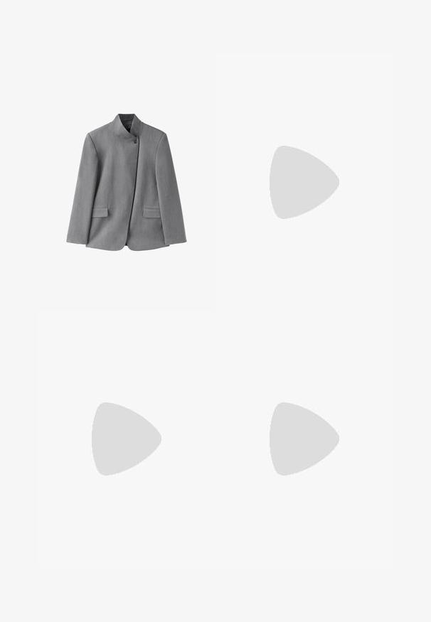 Grijze op maat gemaakte jas met een opstaande kraag, enkele bovenste knoopsluiting en twee voorzakken met klep, afgebeeld op een witte achtergrond.; Korte mouwen, lichtgrijze trui gemaakt van zacht breimateriaal. Heeft een ronde halslijn en een ontspannen pasvorm, met een gladde textuur.; Lichtgrijze broek met wijde pijpen, voorplooien, zijzakken en een zwarte riem met een rechthoekige zilveren gesp in de taille.; Zwarte leren loafer met krokodillenpatroon, puntige neus en lage hak, zijaanzicht op witte achtergrond.