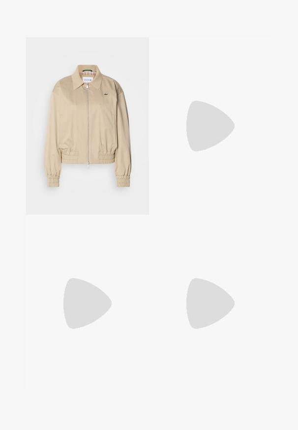 Beige cropped jakke lavet af letvægtsstof, med fuld lynlås, elastiske ærmer og et diskret logo på brystet.; Sort croppet polo skjorte lavet af ribbet stof med V-hals, korte ærmer og et grønt broderet logo på venstre bryst. Hvidt mærke i kanten.; Højtaljede, brede bukser lavet af mørkeblå denim, med knaplukning, fem lommer og subtil falming på lårene.; Sort læder ankelstøvle med spids tå og lav kitten hæl på lys baggrund, der viser yderside.
