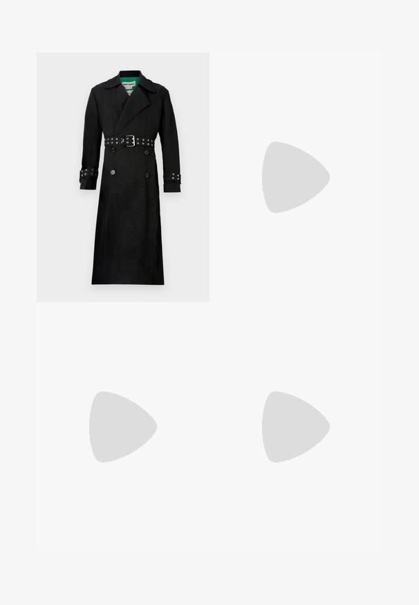 Zwarte trenchcoat met een gestructureerde afwerking, dubbelgeknopte voorkant, brede revers en een ceintuur met zilveren oogjes op de mouwen.; Zwart oversized T-shirt met een wit grafisch ontwerp van een kale persoon met donkere ogen, lippenstift, piercings en een ketting met een kruisje.; Grijze cargobroek van een licht gestructureerde stof, met meerdere zijzakken, een ritssluiting aan de onderkant en een knoopsluiting in de taille.; Zwarte platformlaars met zilveren studs, kettingdetails en een witte schedeldecoratie op het voorpaneel.