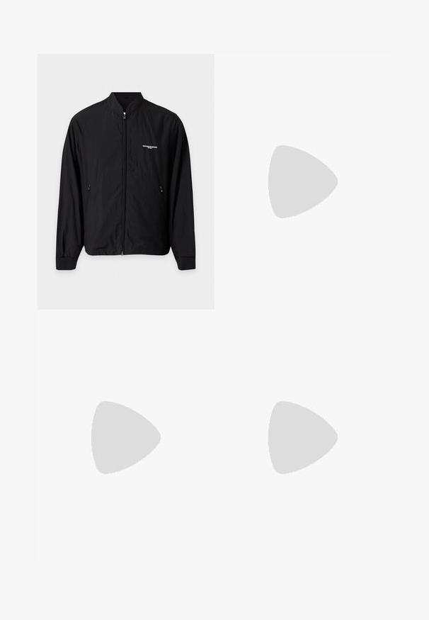 Veste légère noire zippée avec col montant, deux poches latérales et petit logo blanc Emporio Armani sur la poitrine gauche.; T-shirt noir à manches courtes et col rond, présenté à plat sur un fond gris clair.; Pantalon décontracté noir à taille élastique avec jambes effilées et ourlets revers sur fond blanc.; Baskets basses en cuir noir avec des lacets noirs et une semelle en caoutchouc épaisse de couleur crème, présentées sur un fond blanc.