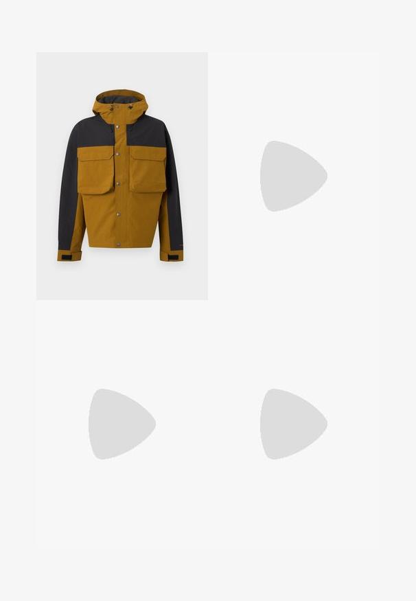 Veste à capuche bicolore marron et noire avec boutons-pression à l'avant, grandes poches poitrine à rabats et sangles de poignet réglables.; Combinaison utilitaire vert olive en tissu résistant, avec fermeture éclair à l'avant, taille élastique et plusieurs poches sur le torse et les jambes.; Botte de randonnée montante marron avec bout renforcé noir, accents orange, semelle Vibram robuste, et lacets noirs et orange.; Sac à dos tactique beige avec plusieurs poches, sangles en toile, dos en maille rembourré, fermetures éclair et coutures renforcées pour plus de durabilité.