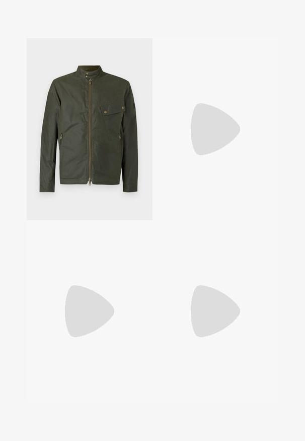 Χακί μπουφάν από ανθεκτικό ύφασμα, με φερμουάρ μπροστά, ψηλό γιακά και τσέπη στο στήθος με κουμπιά πατιλέτα.; Πράσινο πουλόβερ με μακριά μανίκια, ψηλό γιακά και κοντό φερμουάρ μπροστά, κατασκευασμένο από μαλακό πλεκτό ύφασμα.; Μαύρα τζην με ευθεία γραμμή, πέντε τσέπες και μεταλλικά στοιχεία στην μπροστινή πλευρά. Υφασμάτινη επιφάνεια με λεία υφή.; Καφέ σουέτ ankle boots με στρογγυλή μύτη, κορδόνια μπροστά, μεταλλικές θηλιές και σκληρή μαύρη καουτσούκ σόλα με αυλακώσεις.