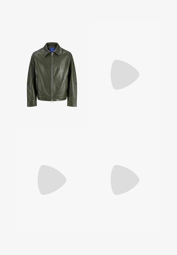 Veste en cuir vert olive avec un col pointu et une fermeture éclair à l'avant. Elle présente une texture de surface et des manches longues avec une coupe droite.; T-shirt blanc uni à manches courtes, col rond, avec une étiquette noire Pull&Bear à l'intérieur du col, présenté sur fond blanc.; Jean en denim noir à jambes larges avec poches avant, passants pour ceinture et fermeture par boutons, présenté sur un fond clair uni.; Mocassin en cuir noir avec une semelle en caoutchouc épaisse et un détail classique de bride à monnaie, vu de côté extérieur.