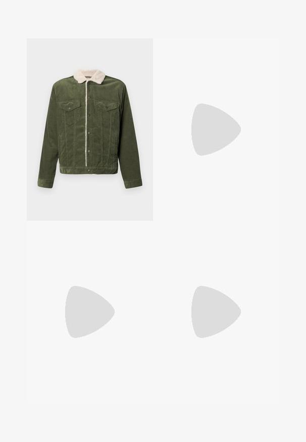 Veste en velours côtelé vert avec un col en polaire crème, dotée de deux poches poitrine, de boutons-pression et d'une surface texturée.; Chemise à manches longues de couleur beige clair avec de fines rayures verticales, un col et une poche poitrine. Tissu doux avec une texture lisse.; Jean en denim gris à jambes droites avec bouton et fermeture éclair à l'avant, poches avant et arrière, et coutures visibles.; Chaussure en cuir marron avec une pointe arrondie, un laçage, un col rembourré et une semelle texturée pour une meilleure adhérence. Coutures accentuées le long des côtés.
