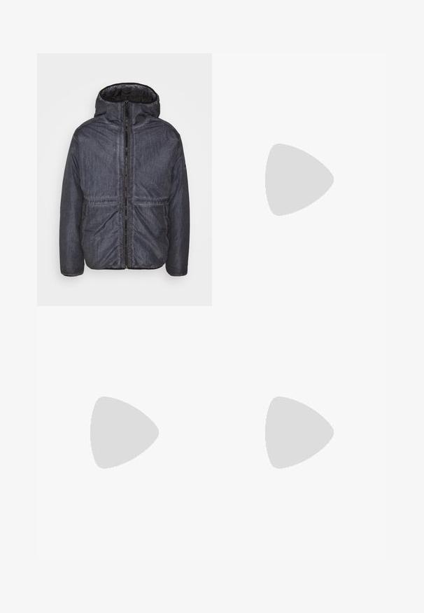 BDG Urban Outfitters ACID PADDED HOOD JACKET - Ελαφρύ μπουφάν - navy; Λευκό μπλουζάκι με μακριά μανίκια από βαμβάκι. Σχέδιο crew neck με ριμπ μανίκια και μικρό λογότυπο στο αριστερό μανίκι. Λείος υφάνσεις.; Μπλε τζιν παντελόνι με καμπάνα και ψηλή μέση, διαθέτει θηλιές ζώνης, μπροστινές τσέπες και κλασικό κλείσιμο με κουμπί. Λείο υφή, ευθείες ραφές.; Μαύρα και γκρι αθλητικά παπούτσια με ανώτερο μέρος από δίχτυ και σουέτ, διαθέτοντας λευκή ενδιάμεση σόλα, κορδόνια και έντονο λογότυπο "N" στο πλάι.