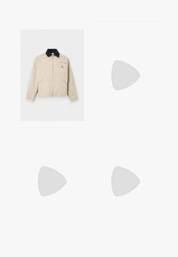 Μπεζ μπουφάν Carhartt με μαύρο γιακά, πλήρες φερμουάρ μπροστά, δύο πλαϊνές τσέπες και μια μικρή τσέπη στο στήθος με φερμουάρ και λογότυπο.; Λευκό πουκάμισο με κοντά μανίκια, όρθιο γιακά και μπροστινό φερμουάρ μέχρι τη μέση, κατασκευασμένο από απαλή, ελαφριά ύφανση.; Ανοιχτό μπλε τζιν παντελόνι με φαρδιά μπατζάκια, κατασκευασμένο από ντένιμ. Διαθέτει πέντε τσέπες, κλείσιμο με κουμπί και ξεβαμμένες περιοχές για φθαρμένη εμφάνιση.; Καφέ μοκασίνι από σουέτ με μπεζ σόλα και λευκή επένδυση από φλις, σχεδιασμένο για εσωτερική ζεστασιά και άνεση.