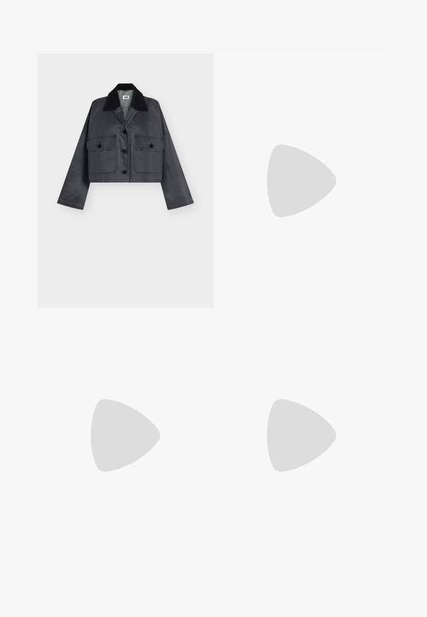 Veste courte gris foncé avec col en velours côtelé noir, manches longues, boutons sur le devant et deux poches à rabat boutonnées.; Chemise beige clair à manches longues en tissu doux, dotée d'un col rond, d'une coupe décontractée et d'un design simple sans motifs ni ornements.; Jean en denim gris taille haute avec bouton et fermeture éclair à l'avant, cinq poches et jambes évasées larges, présenté sur un fond uni.; Bottine en cuir noir à bout pointu et petit talon kitten, présentée en angle devant un sol poli et un mur en blocs de verre.