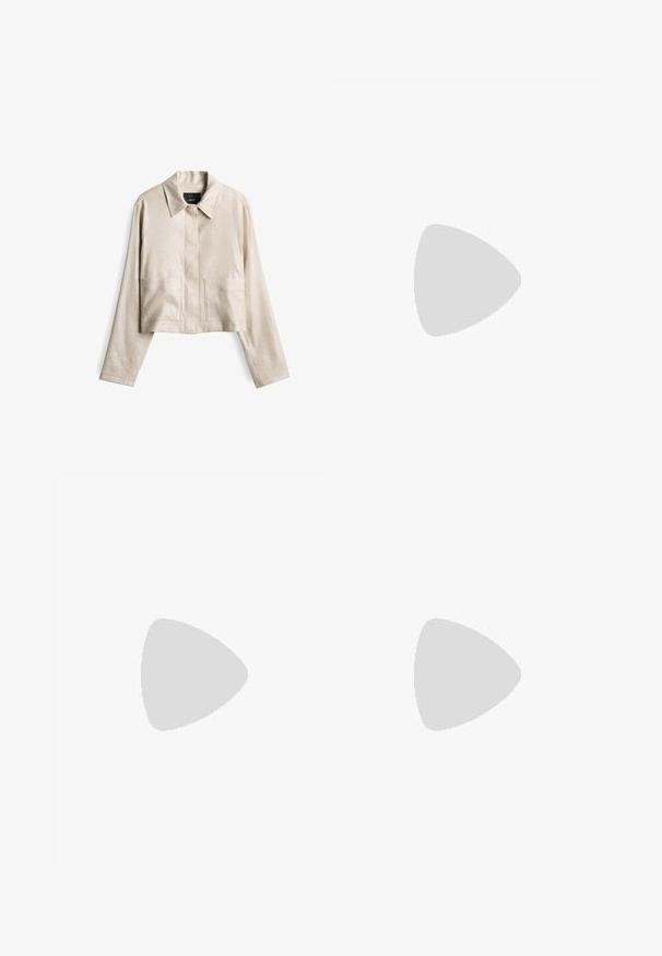 Beige Jacke in Cropped-Form aus strukturiertem Stoff. Verfügt über einen spitzen Kragen, eine vordere Knopfleiste und zwei große aufgesetzte Taschen.; Langärmliges gestreiftes Hemd aus weichem Stoff, mit navy- und weißen horizontalen Streifen, runder Halslinie und schlanker Passform.; Beige Hosen mit weitem Bein, elastischem Bund und seitlichen Taschen, aus leichtem Stoff gefertigt.; Beige Wildleder-Slipper-Espadrille mit geflochtener Jutesohle auf Plateausohle und kleinem metallischem Logo auf der Oberseite.