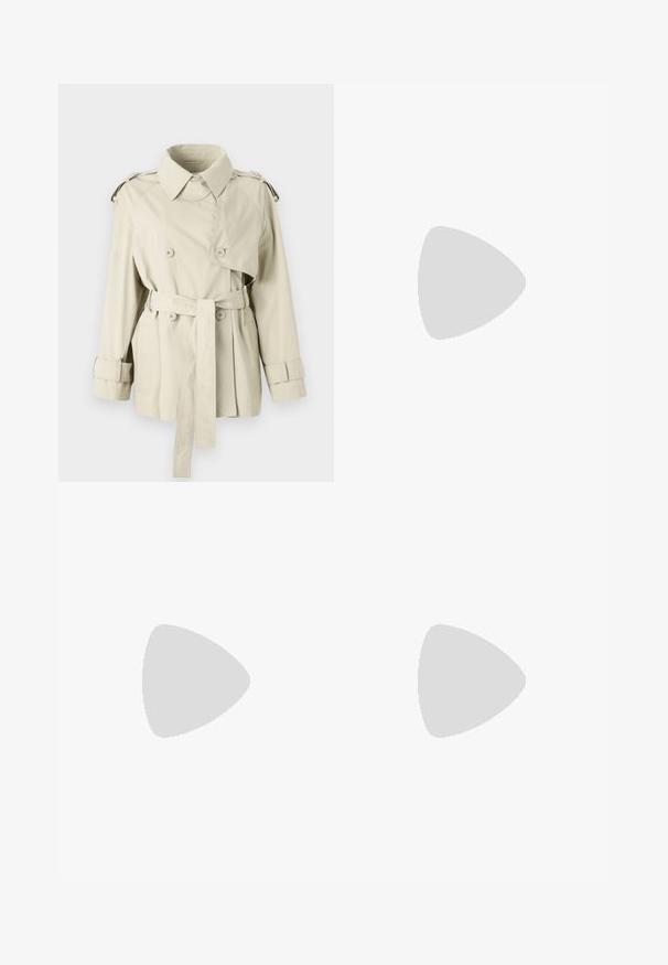 Beige trench coat med dobbeltbrystede knapper, bæltet talje og skulderepaulettes. Har en klassisk krave og manchetremme.; Sort ærmeløs top lavet af glat stof. Har en rund halsudskæring og et lille Calvin Klein-logo i midten. Simpelt og tætsiddende design.; Blå højtaljede lige jeans med frontknap og lynlås, bæltestropper og lommer, præsenteret på en ensfarvet hvid baggrund.; Sort læderankelstøvle med spids tå og lav kitten-hæ, vist vinklet mod en poleret gulv- og glasblokvæg.