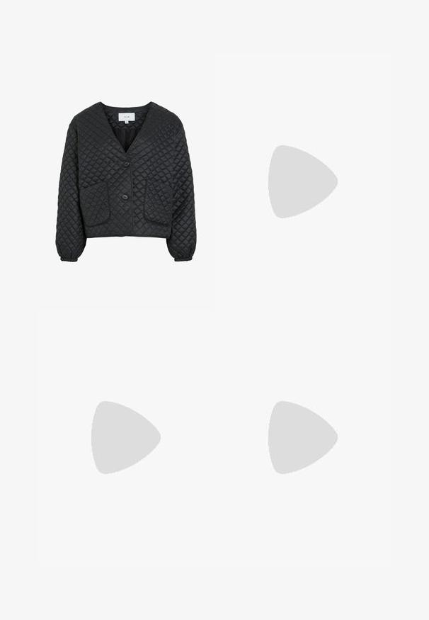 Sort quiltet jakke med V-hals, to frontlommer og knaplukning. Har elastiske mansjetter og en tekstureret, glat overflade.; Hvid kortærmet t-shirt med rund hals, afslappet pasform, lavet af blødt bomuldsstof. Glat tekstur, ingen mønstre eller logoer.; Blå denim jeans med høj talje, lige ben og udtværede områder. Har forlommer og metalbeslag.; Sort læderslyngeflad sko med spids tå, der har to vandrette stropper og firkantede sølvspænder, lav hæl og glat tekstur.