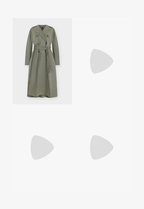 Long trench-coat olive clair à double boutonnage, larges revers, ceinture à la taille et pattes d’épaule, présenté sur fond blanc.; T-shirt en coton mauve clair à manches courtes et col rond avec un petit logo brodé "BOSS" sur la poitrine gauche.; Pantalon beige taille haute à jambes droites, avec passants de ceinture et plis à l'avant, présenté sur fond blanc.; Escarpin en daim noir à bout pointu avec un talon stiletto fin de hauteur moyenne et un design à coupe basse sur un fond uni.