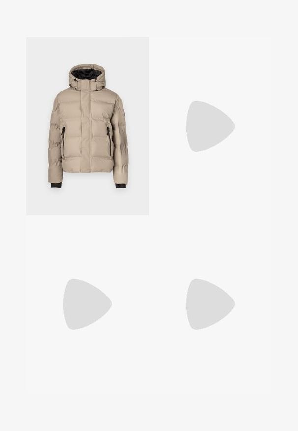 Veste matelassée beige avec col montant, intérieur noir, deux poches zippées et texture matelassée pour l'isolation. Aucune marque visible.; T-shirt bleu à col rond et manches courtes avec une poche poitrine zippée ornée d'un écusson logo Columbia.; Pantalon d'extérieur léger noir avec taille élastique, bouton à l'avant, deux poches avant et petit logo Columbia sur la cuisse droite.; Chaussure de sport noire avec un dessus en tissu texturé, trois rayures argentées, un orteil renforcé et une semelle en caoutchouc robuste pour une meilleure adhérence.