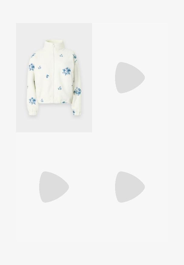 Veste en polaire blanche avec broderie florale bleue. Dotée d'un col montant et d'une fermeture éclair à l'avant. Manches avec poignets et coupe décontractée.; T-shirt à manches courtes de couleur crème avec un col rond, une coupe légèrement ample et des détails de couture minimalistes.; Pantalon bleu marine à jambe large, taille élastique et cordon, vu de face sur fond uni clair.; Baskets blanches et beiges avec dessus en suède et textile, présentant des coutures contrastées, une semelle en caoutchouc et un accent bleu clair sur le talon.