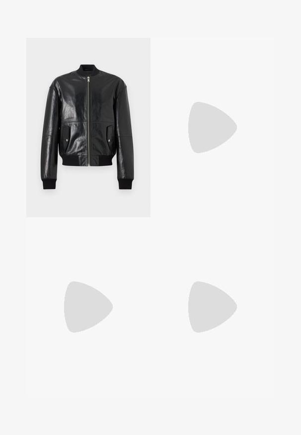 Veste bomber en cuir noir avec fermeture éclair à l'avant, deux poches à rabat avec bouton-pression, poignets côtelés et ceinture côtelée.; Chemise blanche à manches longues avec un col montant, en coton. Comprend une patte de boutonnage à l'avant, un design minimaliste et un marquage subtil sur le col intérieur.; Pantalon noir ajusté à coupe droite, avec un devant plissé et des poches latérales. Confectionné dans un tissu lisse et léger à motif uni.; Bottine noire en matériaux en daim et cuir, à bout rond, petit talon, accent métallique argenté sur le bout et panneaux latéraux élastiques.