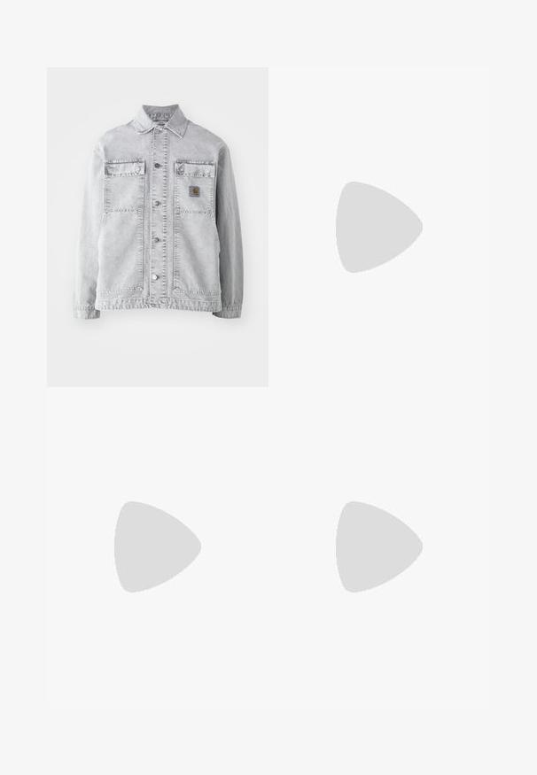 Chaqueta de mezclilla gris claro con cuello tipo punta, dos bolsillos frontales, botones a presión y un sutil parche con logo en el pecho.; Camisa de pana marrón y beige con un patrón a cuadros, con cierre de botones en la parte delantera y cuello, mangas largas y botones metálicos.; Jeans de denim azul claro con un diseño de pierna recta, que presentan dos parches desgastados en las rodillas y un estilo estándar de cinco bolsillos.; Bota de combate de cuero negro con caña alta, parte frontal con cordones, cuello acolchado y suela texturizada resistente para un buen agarre. Presenta una puntera reforzada.