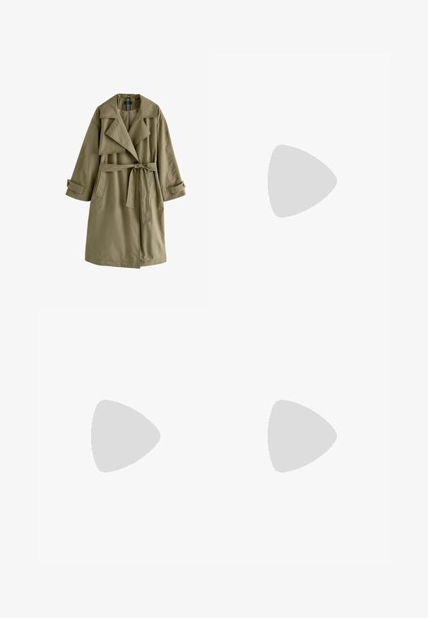 Manteau trench vert olive avec un design à double boutonnage, un large col, des manches longues, une ceinture à nouer à la taille et deux poches latérales.; Combinaison en denim bleu foncé avec manches courtes, fermeture éclair à l'avant, jambes larges, ceinture et col.; Cardigan blanc à manches longues, boutonné, avec un col rond et des boutons-pression métalliques sur le devant.; Chaussure mocassin en suède marron avec une douillette doublure en fourrure blanche, semelle plate en caoutchouc, bout arrondi et petite languette au talon.