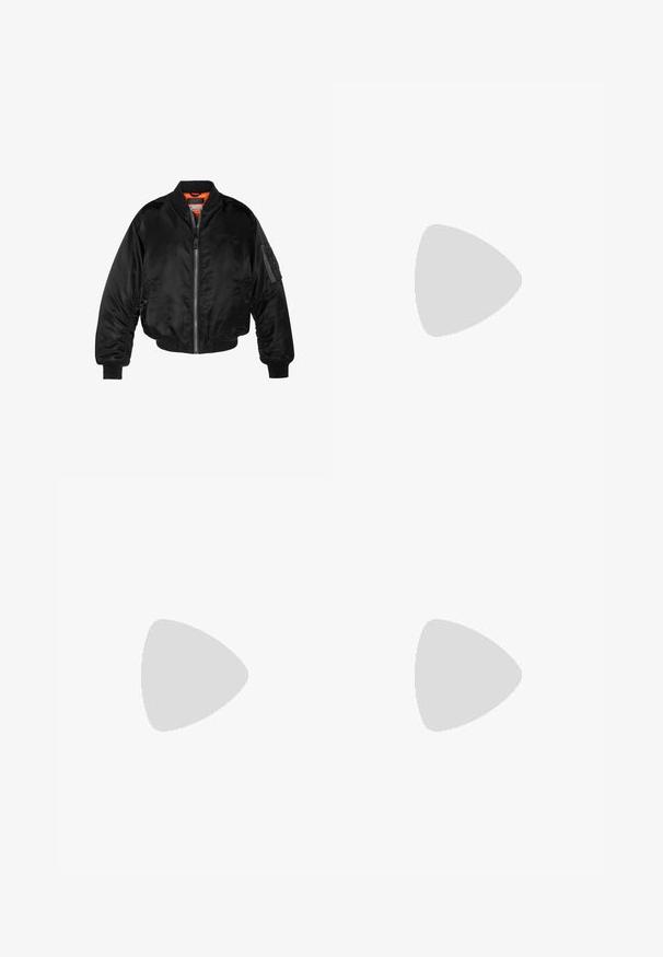 Veste bombardier noire en nylon brillant avec des poignets côtelés, un zip sur le devant et une doublure orange. Dotée d'une poche zippée sur la manche.; T-shirt en coton blanc avec un col rond et des manches courtes. Présente une coupe classique et carrée, sans motifs ni accents visibles.; Jean en denim bleu foncé avec une coupe droite, cinq poches, des coutures orange contrastantes et une fermeture à boutons. Pas de motifs ou d'ornements visibles.; Mocassin en cuir noir avec une semelle en caoutchouc épaisse et un détail classique de bride à monnaie, vu de côté extérieur.