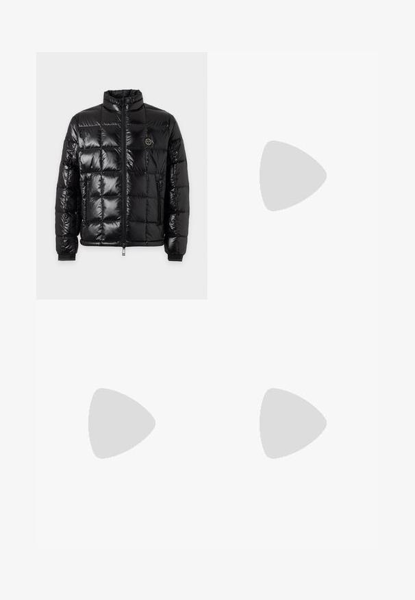 Veste matelassée noire brillante avec col montant, fermeture éclair à l'avant, poches latérales zippées et écusson rond avec logo sur la poitrine.; Pull beige à manches longues avec col rond et texture tricotée unie, présenté sur un fond clair uni.; Jean en denim droit bleu foncé avec fermeture à bouton et à glissière, poches avant et arrière, et un léger délavage sur les cuisses.; Baskets en daim beige avec une finition texturée, un bout arrondi et des lacets ton sur ton. Elles présentent une semelle en caoutchouc épaisse et un branding discret sur le talon.