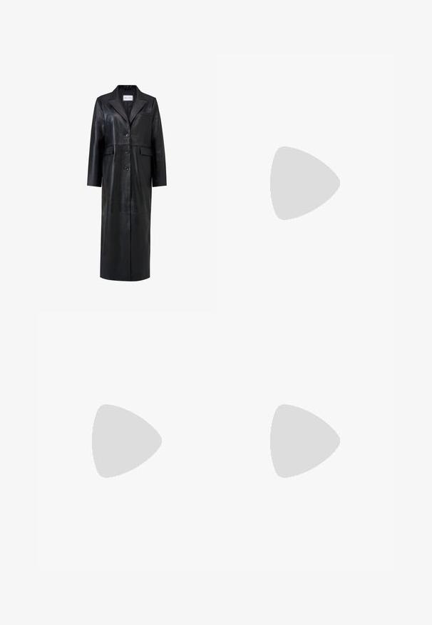 Sort læderfrakke med lang silhuet, oversized reverskrave, fem knapper og to forlommer. Glat tekstur og skræddersyet design.; Sort, ærmeløs kjole med V-udskæring og blank, reflekterende overflade; har en central lynlås og minimalistisk design.; CAFèNOIR Støvletter - black; Sort lakeret håndtaske med kædesti, der har et dekorativt metalbi-emblem på fronten. Rektangulær form med blank overflade.