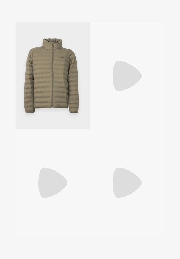 Veste rembourrée en vert olive, avec un col haut, fermeture éclair devant et texture matelassée horizontale. Étiquette de marque visible sur la poitrine.; T-shirt en coton blanc avec un texte rouge indiquant "calvin klein new york city." Manches courtes et col rond.; Jeans en denim bleu clair avec une coupe droite, dotés de cinq poches, d'une fermeture à bouton et d'une légère décoloration sur le tissu.; Baskets en daim beige avec lacets et logo "ck", présentées en suspension au-dessus d'un sol en béton poli avec un mur en blocs de verre en arrière-plan.
