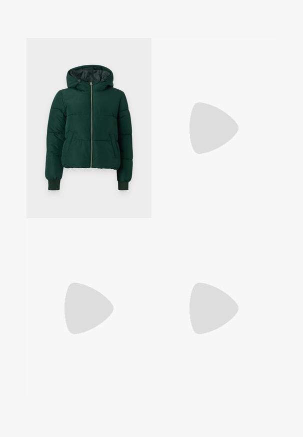 Mørkegrøn polstret vinterjakke med hætte, frontlynlås, to sidelommer og ribstrikkede ærmegab.; Pink strikket langærmet sweater med rund hals, ribstrikkede manchetter og kant, med en lidt længere ryg.; Hvide flared jeans lavet af denim, med høj talje, fem lommer og dobbelt syninger, samt hardware-accenter i kobbertone.; Sorte cowboystøvler i læder med spids tå, synlige sømme, sølvfarvede nitte-detaljer og lynlås på den indvendige side.