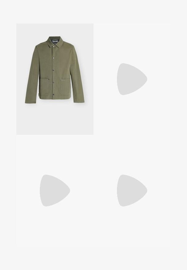 Veste décontractée vert olive avec fermeture à boutons-pression, deux poches avant et un col classique, style homme.; Chemise à manches longues rose clair à boutons, en coton, dotée d'un col classique, de boutons sur le devant et d'un petit logo sur la poitrine gauche.; Pantalons marron à jambes droites avec passants de ceinture, fermeture éclair à l'avant et sans poches visibles, présentés sur un fond blanc.; Botte de randonnée en cuir marron avec une finition lisse, cheville rembourrée, œillets en métal et semelle en caoutchouc dotée d'un motif de crampons robuste.