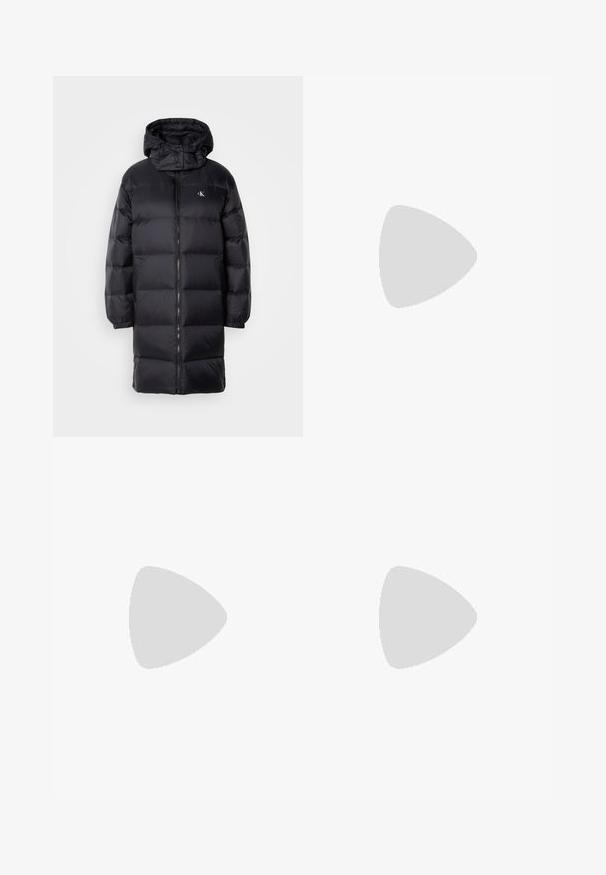 Sort pufferjakke med hætte, der har lynlås lukning, elastiske manchetter og et logo på brystet. Blød tekstur og knælangt design.; Sort ribstrikket bluse med lange ærmer og lille firkantet Calvin Klein-logo placeret centralt på brystet.; Lysblå jeans i høj talje med lige, brede ben, forlommer, bæltestropper og lukning med knap og lynlås.; Sort læderankelstøvle med spids tå og lav kitten-hæ, vist vinklet mod en poleret gulv- og glasblokvæg.