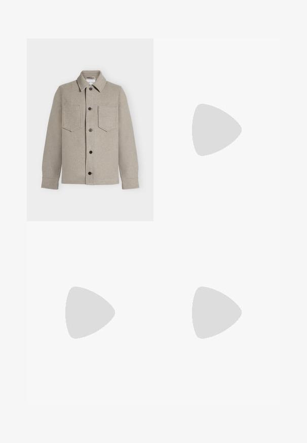 Veste en laine beige clair boutonnée, avec deux poches poitrine, col pointu et manches longues.; T-shirt en coton marron à coupe décontractée, manches courtes et encolure ronde. Design simple, sans motifs ni accents.; Jean droit en denim bleu foncé avec poches avant, rivets en cuivre et fermeture par bouton.; Chaussure décontractée à lacets en daim marron avec semelle en caoutchouc plate, vue de côté sur un fond clair uni.