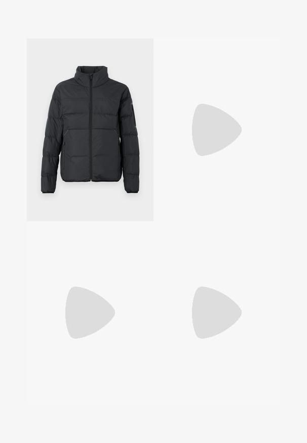 Sort pufferjakke med ståkrave, lynlås fortil og sidelommer. Har vandret syninger og en glat, blød tekstur.; Rød sweatshirt lavet af blødt stof med rund halsudskæring, lange ærmer og en lille logopatch på brystet. Glat tekstur over det hele.; Beige, vidde bukser lavet af en bomuldsblanding. Har en knaplukning og bæltestropper. Glat tekstur med minimale syninger.; Hvid lavtop-sneakers med snørelukning, minimale syningsdetaljer og en cremefarvet sål på en lysegrå baggrund.
