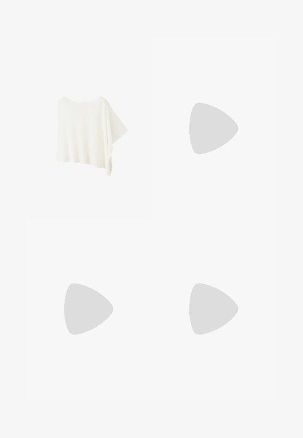 Poncho blanc asymétrique avec un large décolleté et un côté plus long drapé, fait en tissu léger.; Pull en maille côtelée couleur crème avec manches longues et large encolure ronde, présenté à plat sur fond blanc.; Pantalon beige taille haute à jambes larges avec passants pour ceinture et poches latérales avant, fabriqué en tissu texturé.; Personne portant des baskets Adidas beiges avec des rayures blanches et des chaussettes blanches, se tenant sur un sol en moquette bleue.