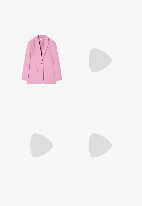 Rosa skræddersyet blazer med spids krave, enkelt knaplukning og to forlommer. Glat stof med minimal tekstur.; Ærmeløs, lyserød kabelstrikket sweater-vest med ribkant forneden og i kraven, åben V-udskæring og cremefarvet kant langs kraven.; Lyserød plisseret nederdel med en tætsiddende talje. Fremstillet af blødt stof, den har skarpe folder og en glat tekstur.; Brun læderloafer med lavt træsål, klassisk penny-rem og syet detalje langs tå og sider.