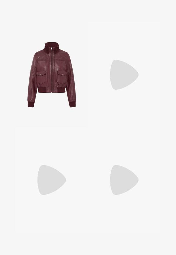 Veste en cuir bordeaux avec col montant, poignets et ourlet côtelés, fermeture éclair à l'avant, et deux poches à rabat frontales avec boutons-pressions.; T-shirt blanc à manches courtes avec de fines rayures horizontales rouge foncé et un col rond uni rouge foncé.; Jean bleu foncé en denim, avec une coupe droite, style cinq poches, accents de surpiqûres et fermeture à bouton.; Baskets en daim et cuir bordeaux avec des rayures jaunes et une semelle en gomme. Chaussettes blanches côtelées visibles au-dessus de la cheville, posées sur une surface texturée bleue.