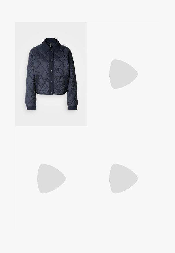 Veste matelassée bleu marine avec un grand col, fermeture à boutons et poignets élastiques. Comprend des coutures diagonales et des poches latérales. Texture douce et lisse.; Haut col roulé blanc à côtes avec des manches longues, fabriqué en tissu extensible. Présente un design ajusté et un encolure haute pour plus de couverture.; Pantalons évasés en simili cuir beige avec une texture lisse, dotés de poches avant, d'une fermeture à bouton et d'une finition légèrement brillante.; Mocassin en daim beige avec boucle argentée et semelle épaisse noire, vue de côté sur fond blanc.
