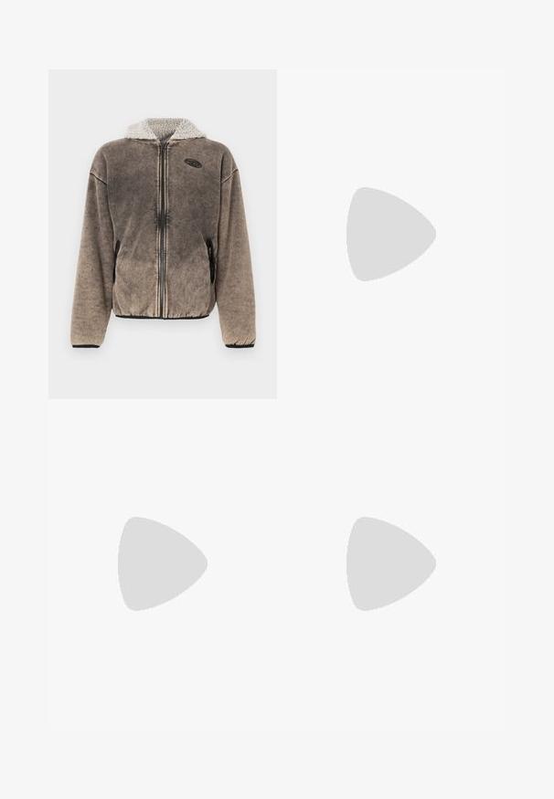 Veste en polaire marron zippée, avec une capuche doublée en sherpa et des poches latérales, dotée d'un petit écusson logo noir sur la poitrine gauche.; Sweat-shirt Diesel gris clair à manches longues avec un imprimé abstrait subtil et des détails de surpiqûres noires contrastantes au niveau de l'encolure, des poignets et de l'ourlet.; Jean en denim gris foncé avec une silhouette évasée, dotée d'une fermeture à bouton, de cinq poches et d'un léger délavage à l'avant.; Baskets Diesel noires et grises avec semelle épaisse, système de laçage à bascule et design texturé sur fond gris clair uni.