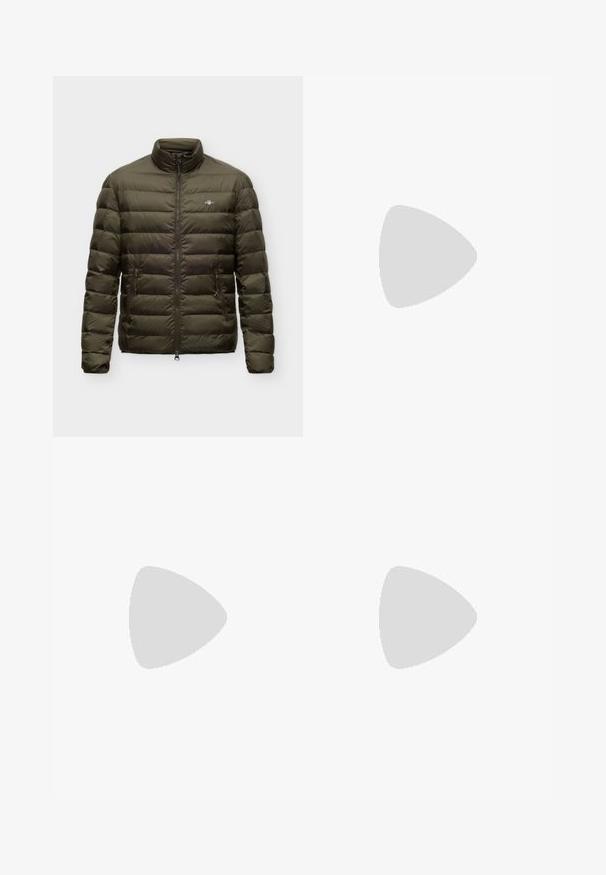 Doudoune matelassée vert olive avec col montant, fermeture éclair devant, deux poches latérales zippées et petit logo poitrine sur fond uni.; T-shirt en coton noir avec une image imprimée du Empire State Building la nuit, mettant en valeur des lumières colorées et un paysage urbain détaillé.; Pantalon de survêtement noir fuselé avec taille élastique et cordon de serrage bleu marine, doté de poignets côtelés et d'une petite étiquette logo sur le côté.; Baskets en cuir noir avec une semelle blanche épaisse, lacets noirs, flottant au-dessus d'un sol en béton gris près d'un mur en blocs de verre.